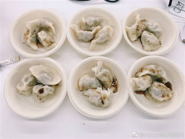 A站拒绝死亡！员工在公司包饺子过小年