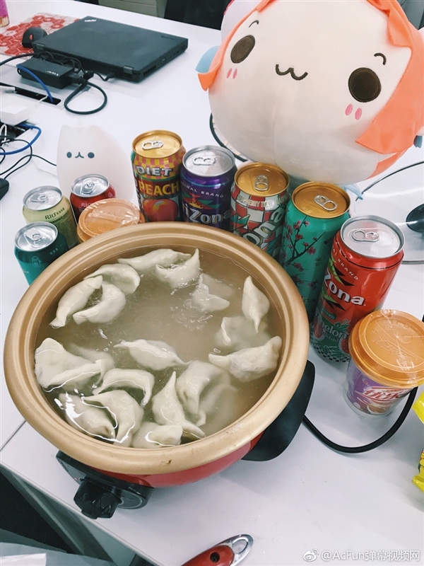A站拒绝死亡！员工在公司包饺子过小年